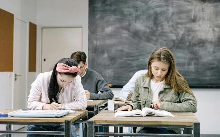 Deux étudiantes en classe qui révisent