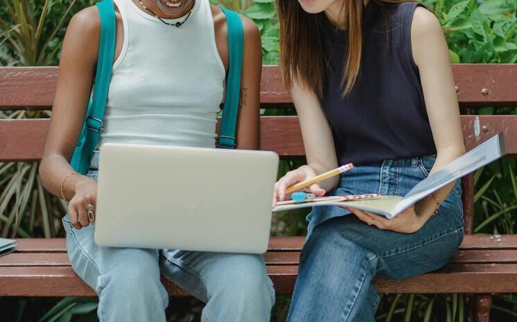 deux étudiantes assises sur un banc