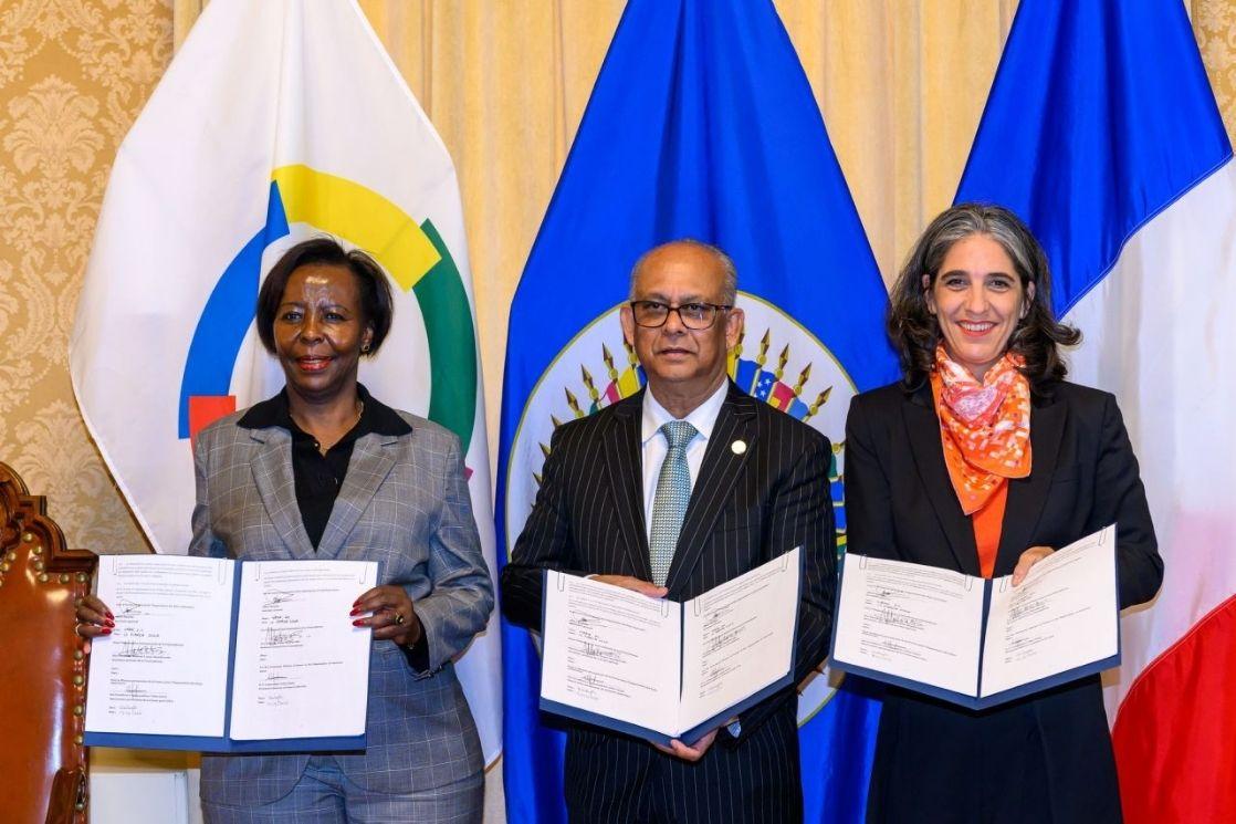 Louise Mushikiwabo, Albert R. Ramdin et Céline Giusti.