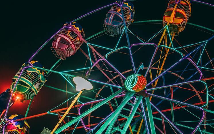 Grande roue illuminée dans la nuit