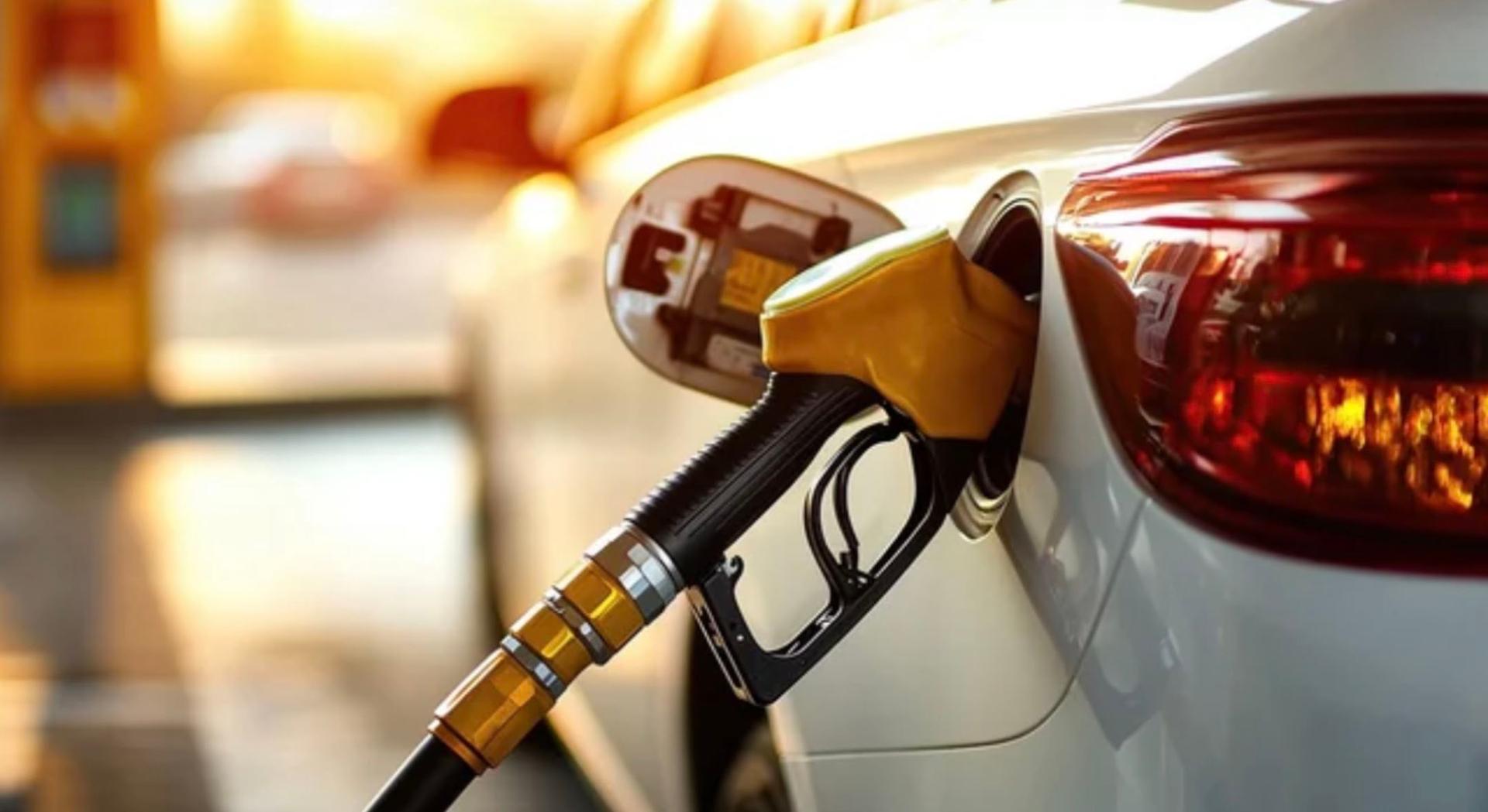 Pistolet à essence dans voiture