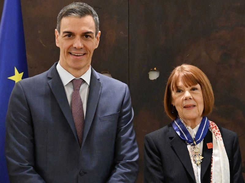 Gisèle Pelicot décorée par le président du gouvernement espagnol, Pedro Sánchez au palais de la Moncloa