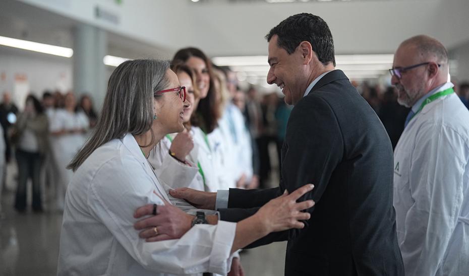 Le président de la Junta s'entretient avec les professionnels de l'hôpital Costa del Sol