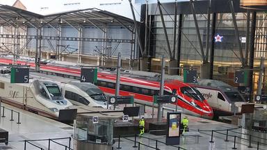 Trenes de alta velocidad estacionados en María Zambrano. / JAVIER ALBIÑANA