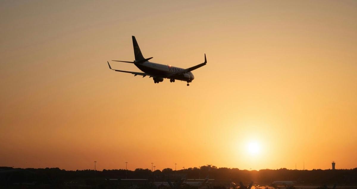 Avion soleil couchant