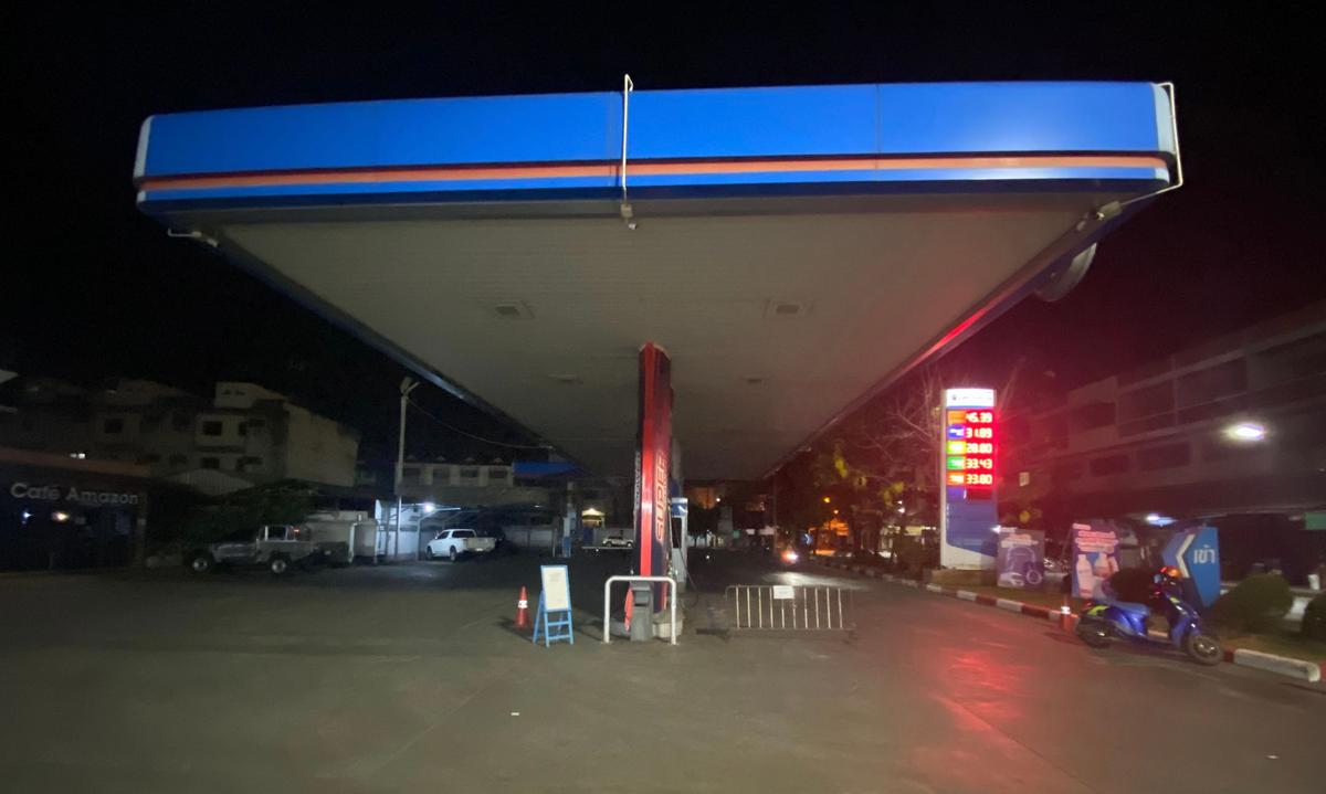 Station service nocturne vide 