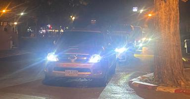 Queue à une station service de nuit