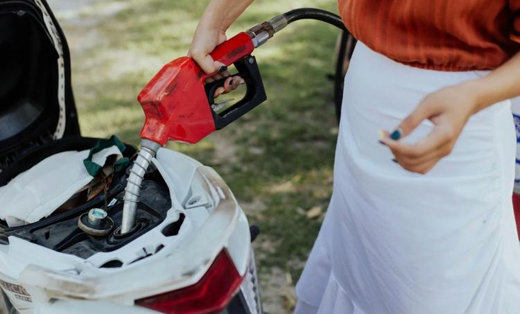 Jeune femme plein scooter 