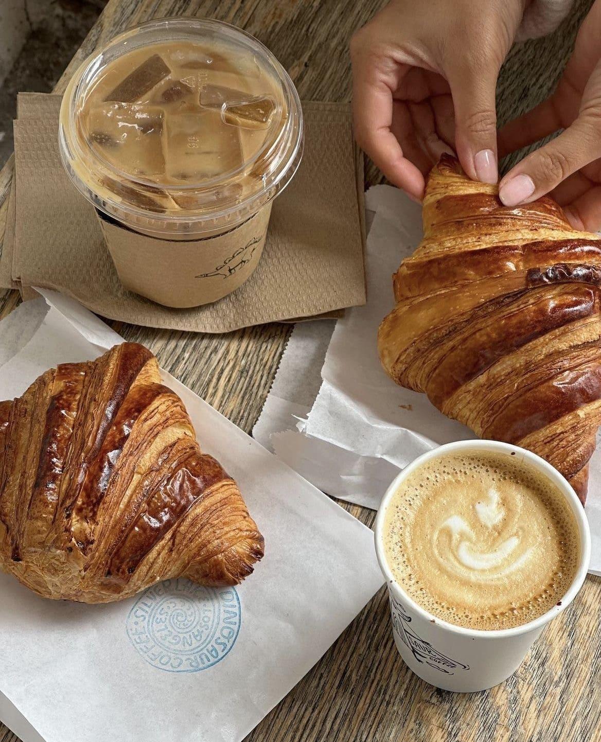 Un café et un croissant ©Lola Neto