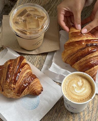 Un café et un croissant ©Lola Neto