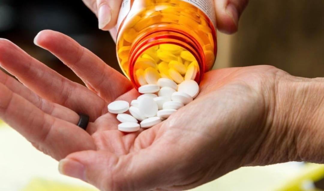 Médicaments dans la main