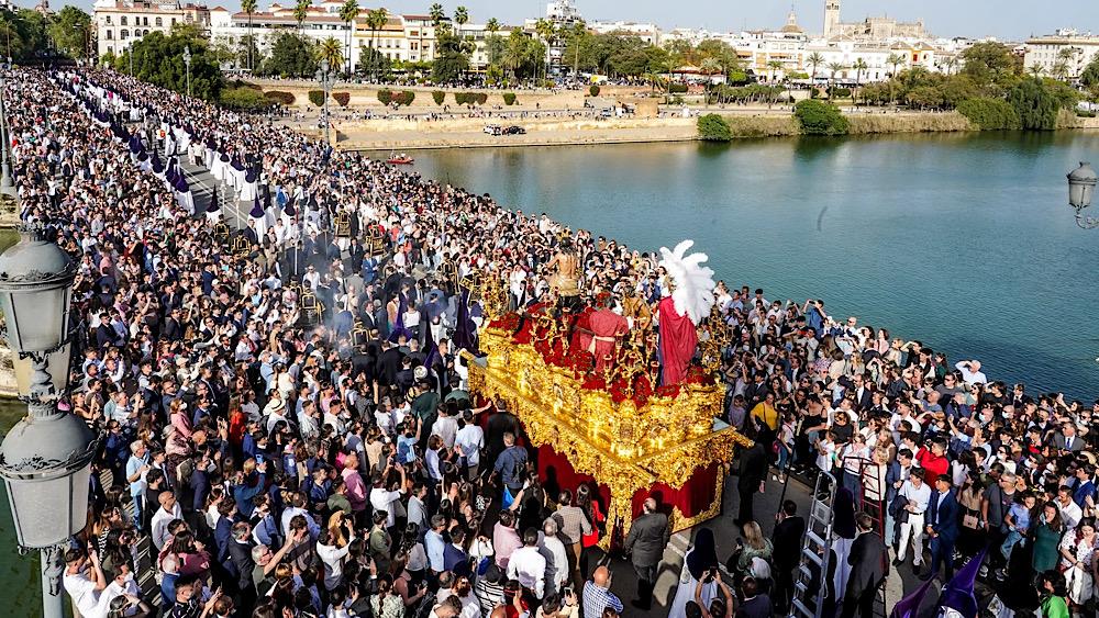 La confrérie de l'Estrella de Séville sous un ciel dégagé EP EP