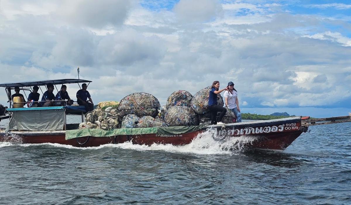 Bateau rapatrie le plastique à terre