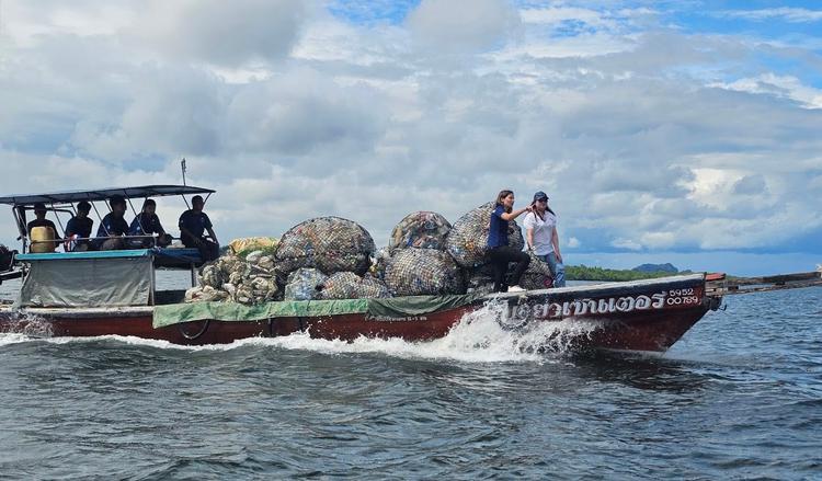 Bateau rapatrie le plastique à terre