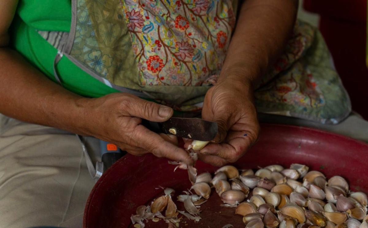 Vieilles mains et couteau Thaïlande 