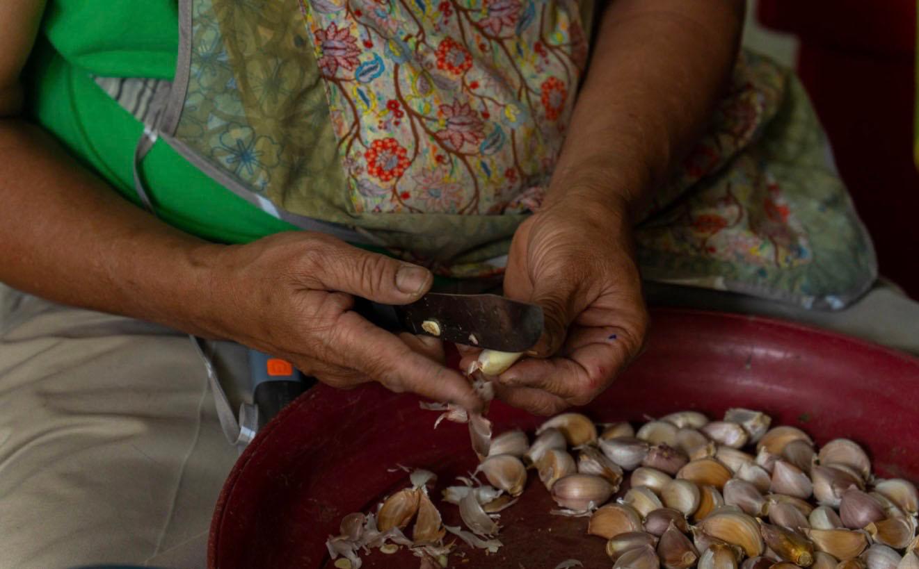 Vieilles mains et couteau Thaïlande 
