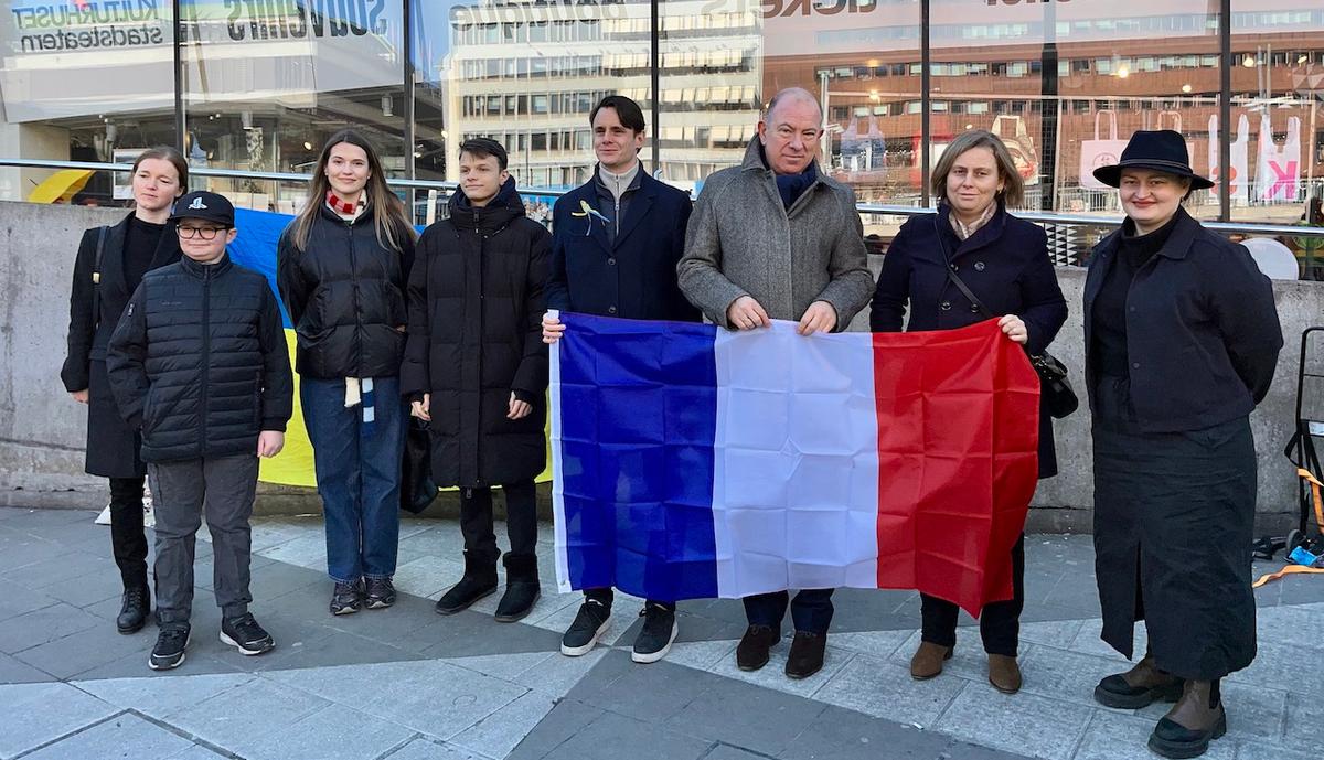 Rassemblement en soutien à l'Ukraine sur la place de Sergelstorg à Stockholm en présence de l'ambassadeur de France