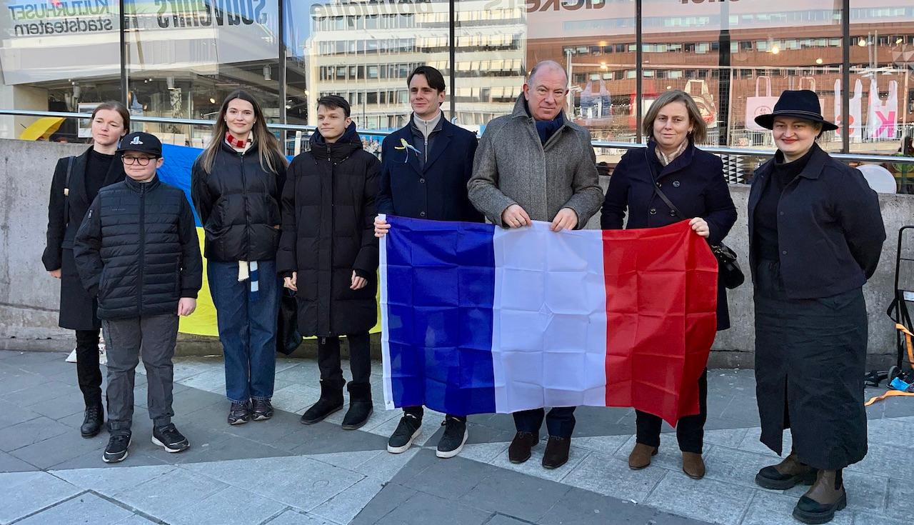 Rassemblement en soutien à l'Ukraine sur la place de Sergelstorg à Stockholm en présence de l'ambassadeur de France