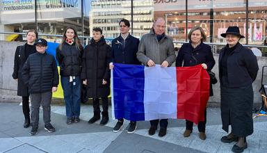 Rassemblement en soutien à l'Ukraine sur la place de Sergelstorg à Stockholm en présence de l'ambassadeur de France