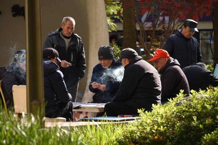 fumeurs dans un parc