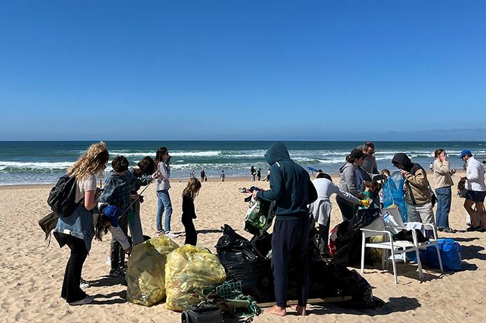 Nettoyage de plage à Costa da Caparica à Lisbonne