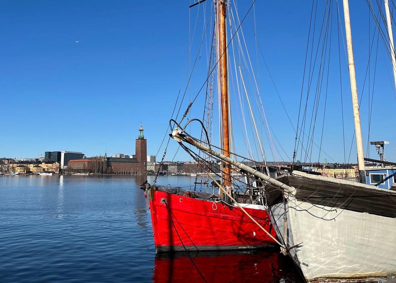 Vue sur le Stadshuset depuis le lac Mälaren
