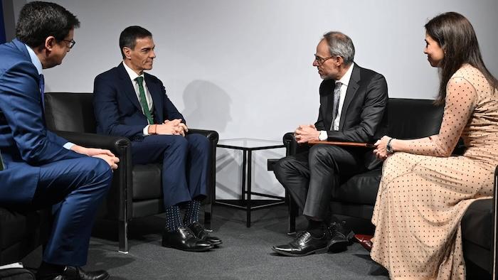 Le président du gouvernement, Pedro Sánchez (1er à gauche), le ministre de la Transformation digitale, Óscar López (2e à gauche), le vice-président senior d’Amazon, David Zapolsky (1er à droite), et la directrice générale d’Amazon Espagne, Ruth Díaz, lors d’une réunion au Mobile World Congress de Barcelone.