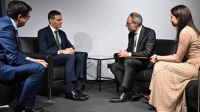 Le président du gouvernement, Pedro Sánchez (1er à gauche), le ministre de la Transformation digitale, Óscar López (2e à gauche), le vice-président senior d’Amazon, David Zapolsky (1er à droite), et la directrice générale d’Amazon Espagne, Ruth Díaz, lors d’une réunion au Mobile World Congress de Barcelone.