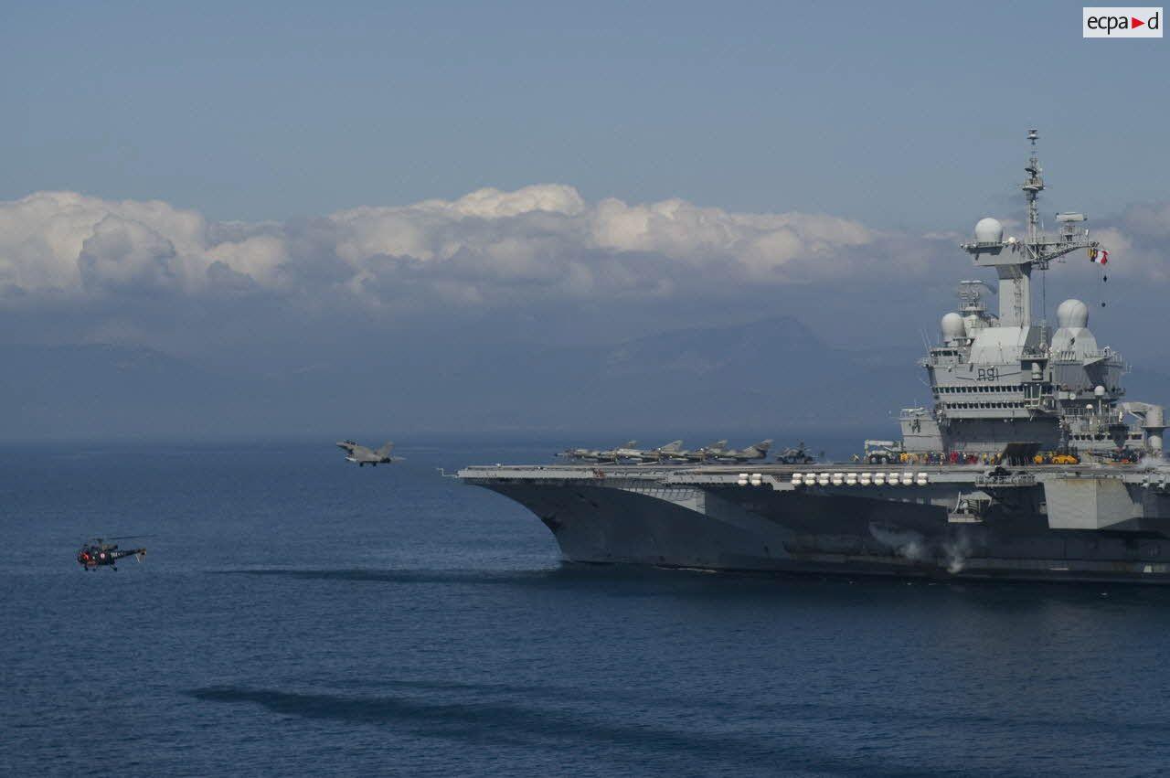 Le navire Charles de Gaulle en mer 