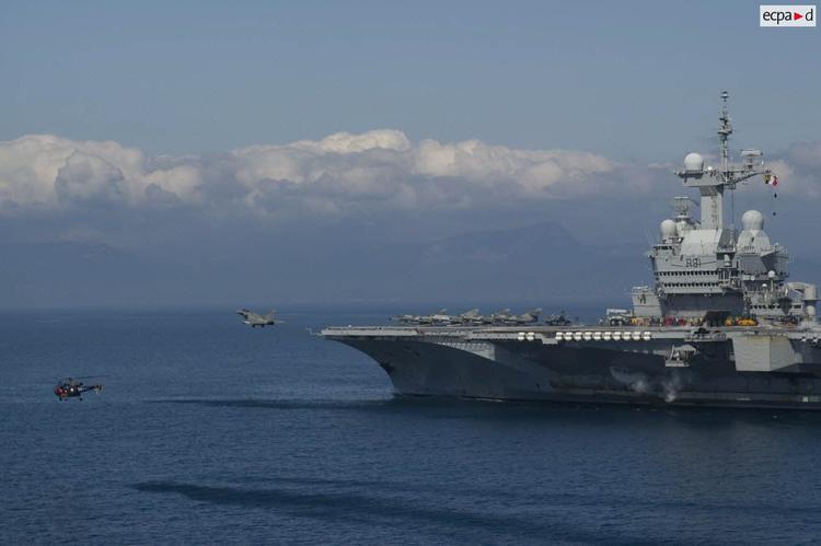 Le navire Charles de Gaulle en mer 