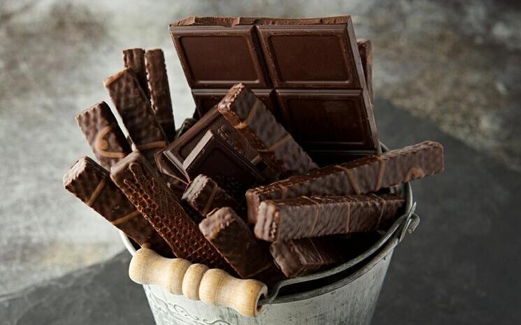 petit seau en métal rempli de chocolat