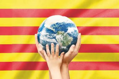 dreapeu catalan avec des mains tenant la terre au premier plan