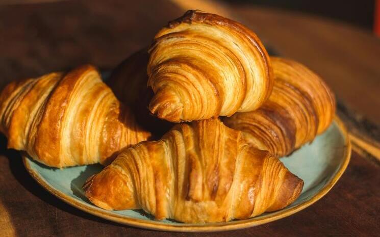 cinq croissants empilés sur une assiette