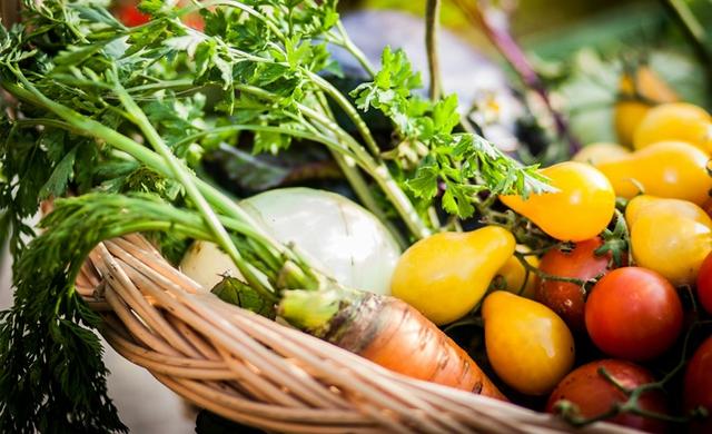 un panier rempli de légumes