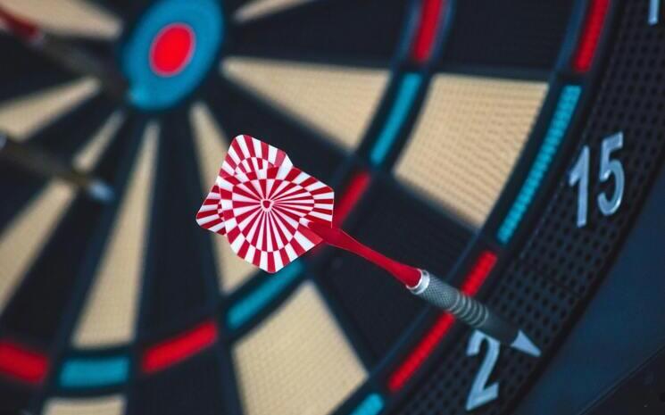 Image d'une fléchette plantée dans une cible