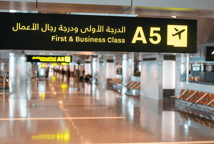 Panneaux d'aéroport, écrits en arabe