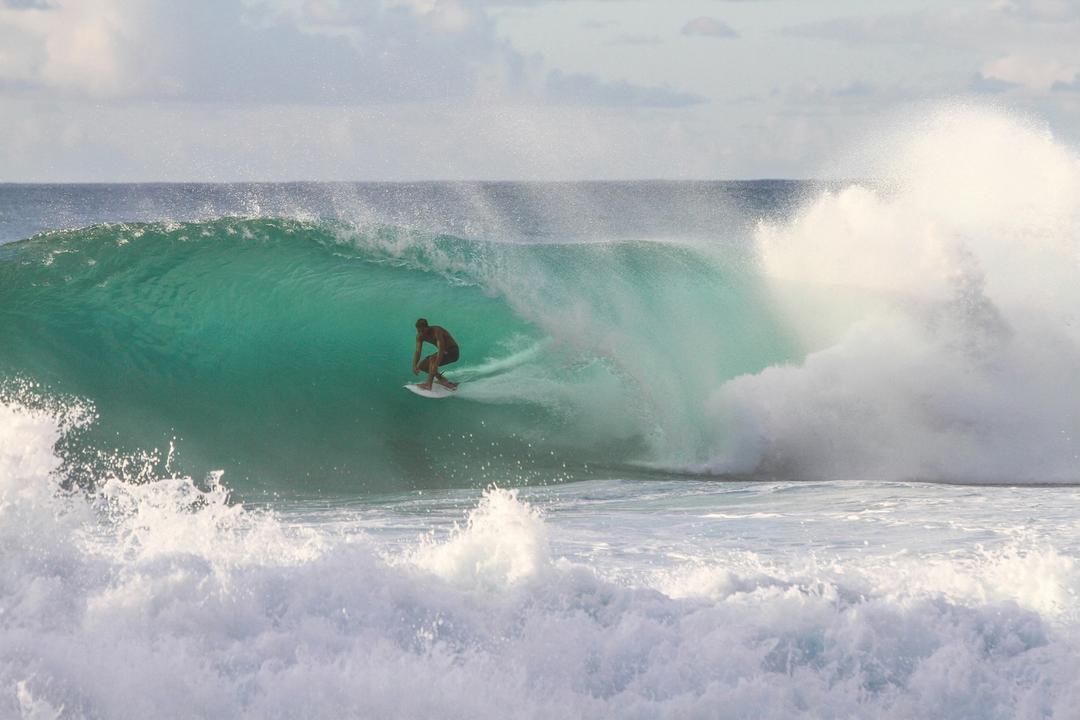 surfer dans les vagues eau bleue turquoise