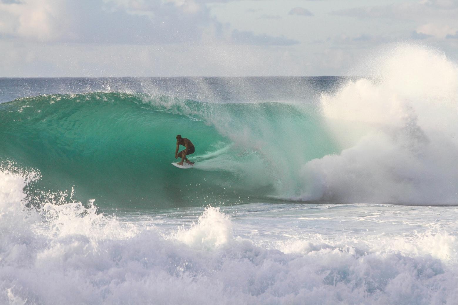 surfer dans les vagues eau bleue turquoise