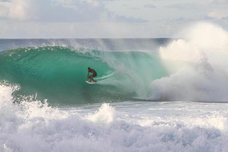 surfer dans les vagues eau bleue turquoise