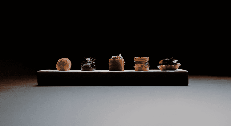 Des mets gastronomiques déposés sur une planche - Crédits photos Atica