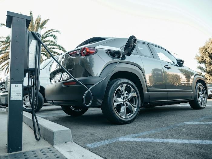 voitures electriques grises en train de recharger en espagne