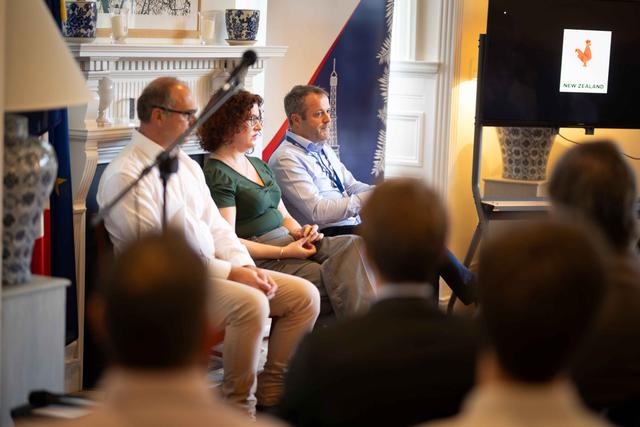 guest speakers devant un public attentif