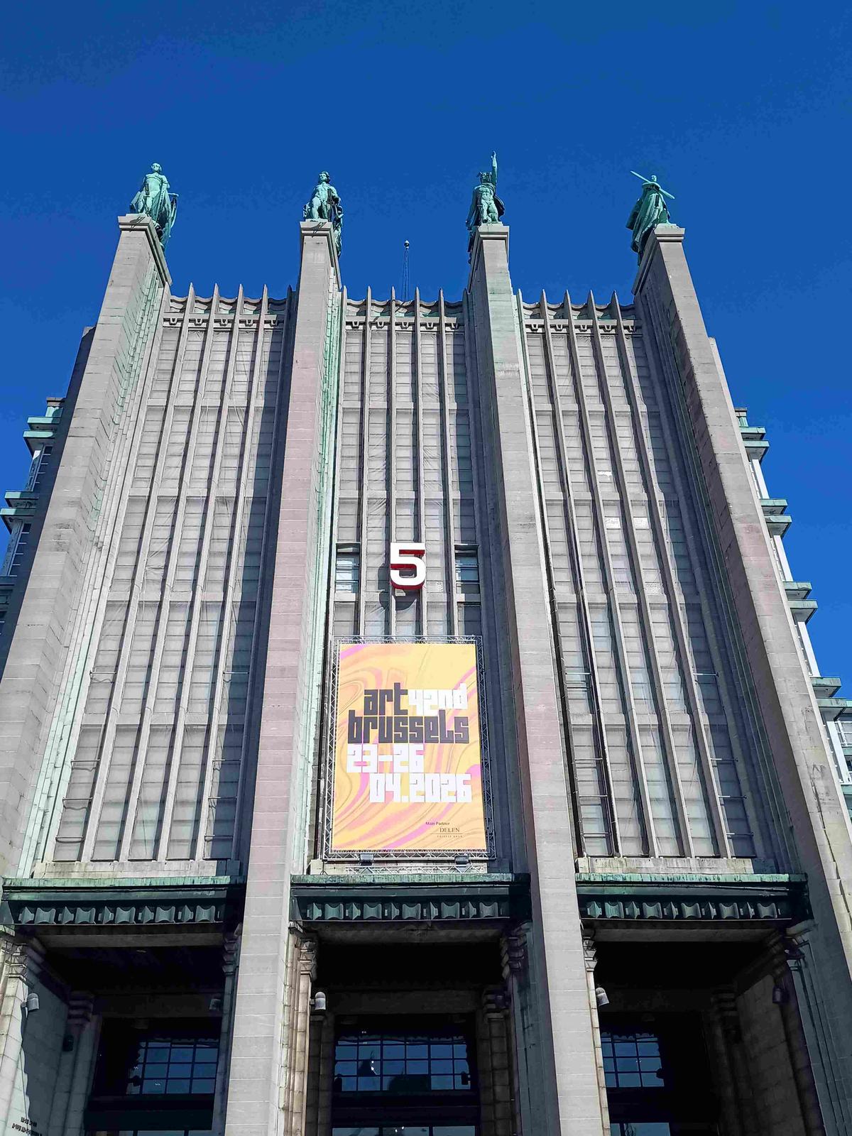 L'entrée d'Art Brussels au hall 5 de Brussels Expo