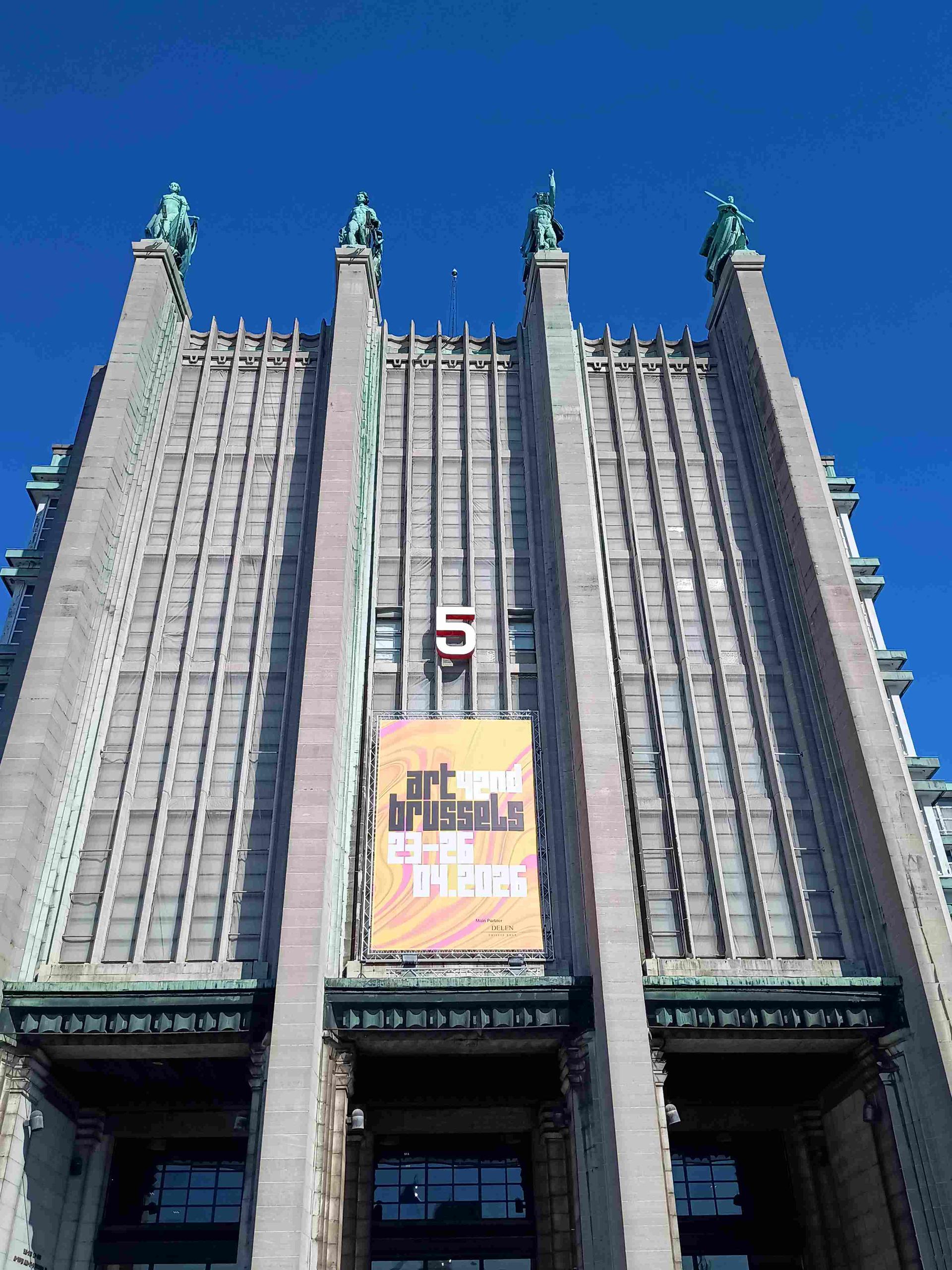 L'entrée d'Art Brussels au hall 5 de Brussels Expo