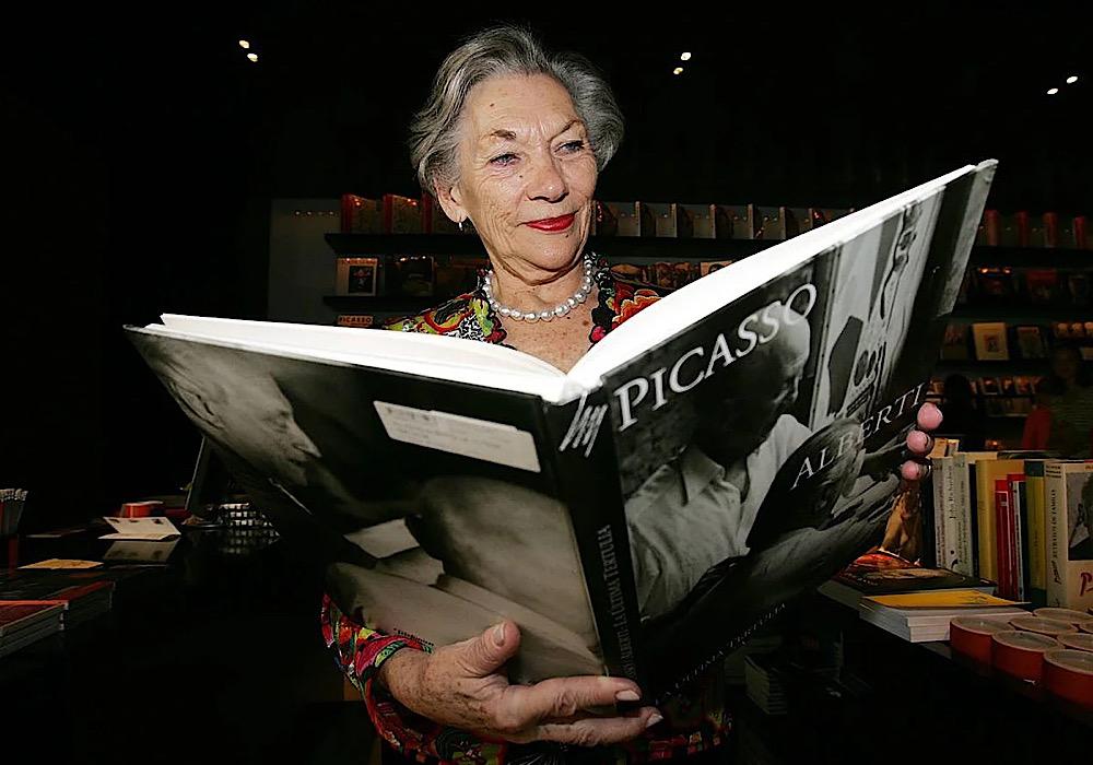 Christine Ruiz-Picasso, au Musée Picasso de Malaga, avec un livre sur le peintre. Salvador Salas