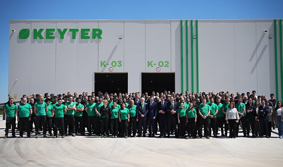 Le président de la Junta, Juanma Moreno, en compagnie des employés de Keyter, sur la photo prise à l'occasion de sa visite des locaux de l'usine.