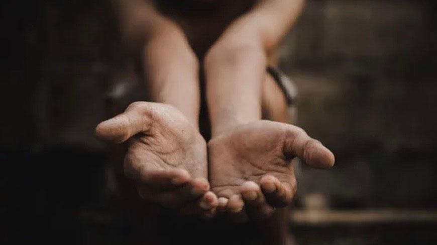 Mains enfant mendiant 