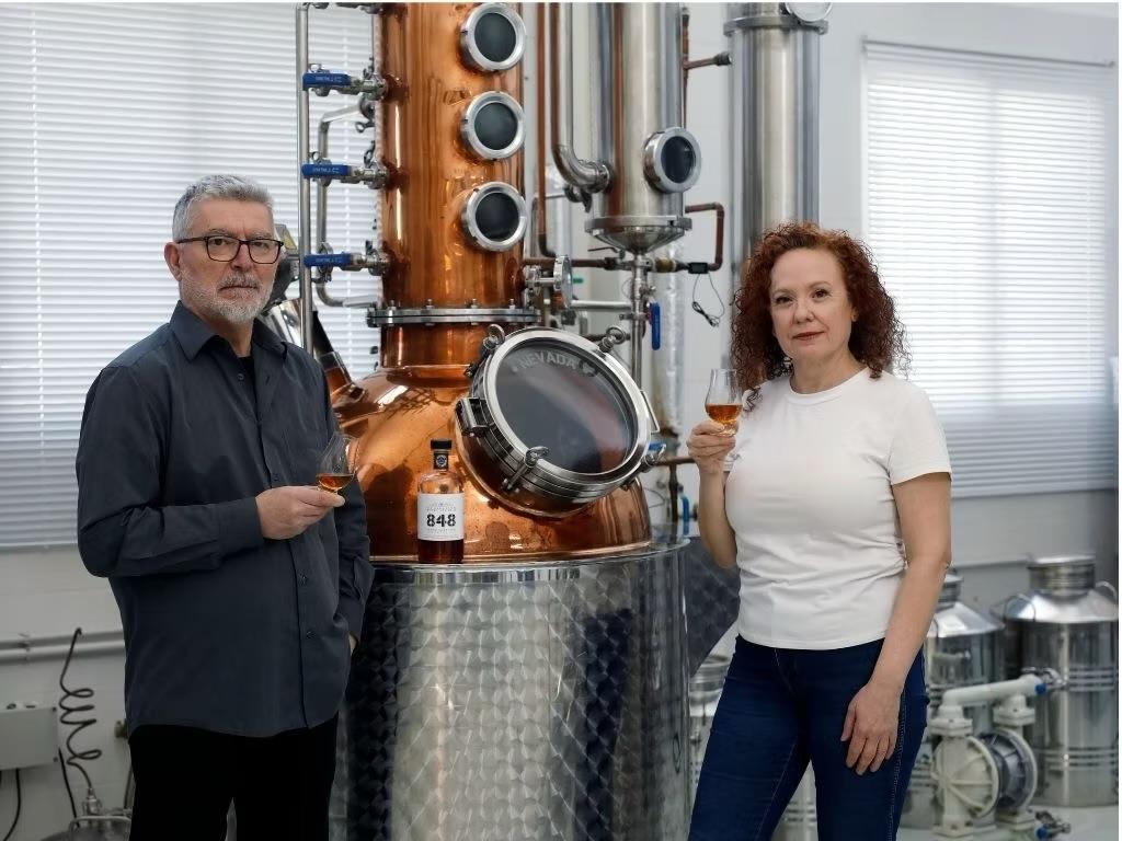 José Manuel Sánchez et Concha Villegas avec leur médaille d'or pour le whisky 848.