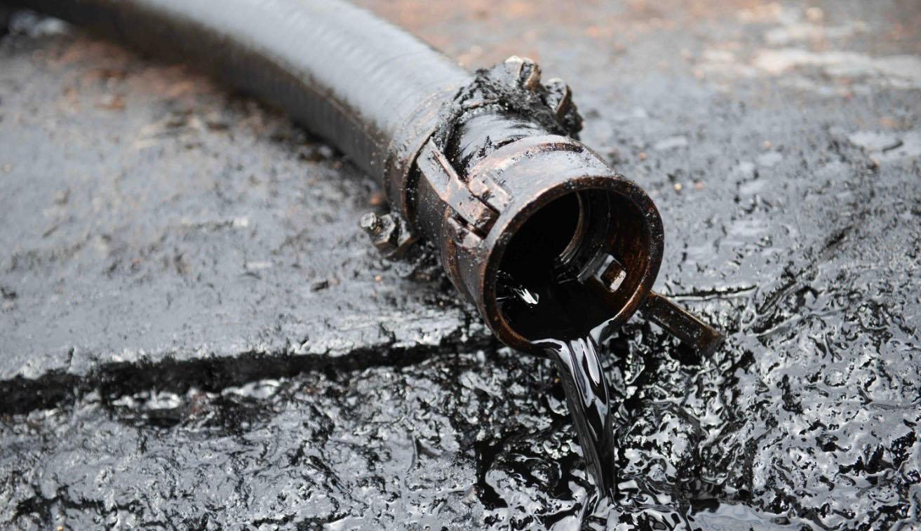 Pétrole coule d’un tuyau