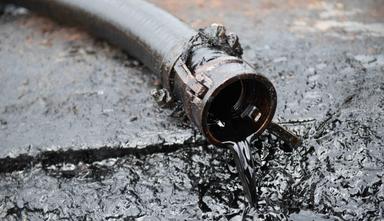 Pétrole coule d’un tuyau